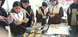 Học sinh Philippines trải nghiệm làm bánh su kem tại Viện Công nghệ Sinh học – Công nghệ Thực phẩm